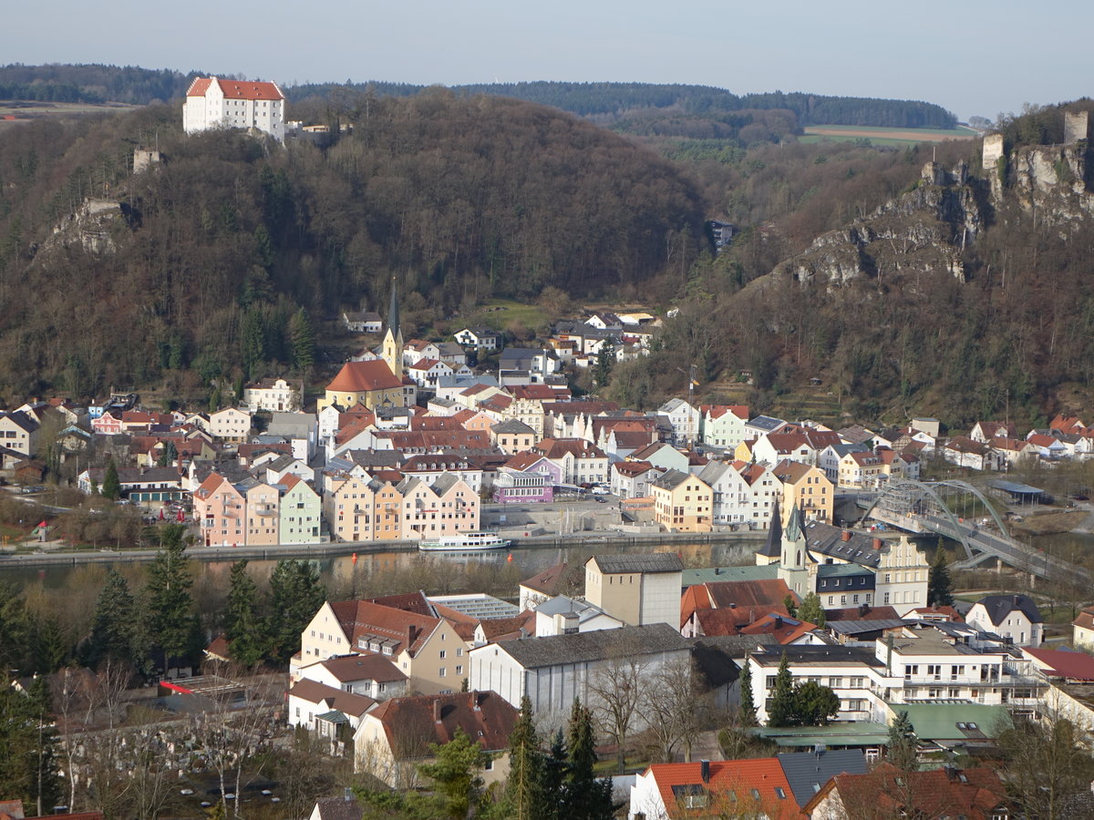 Aussicht auf Riedenburg mit Burg und Stadtpfarrkirche St. Johann (26.03.2017)