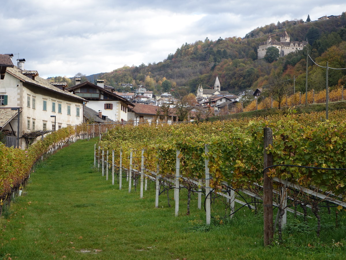 Aussicht auf Schloss Enn in Montagna/Montan, erbaut im 12. Jahrhundert (27.10.2017)