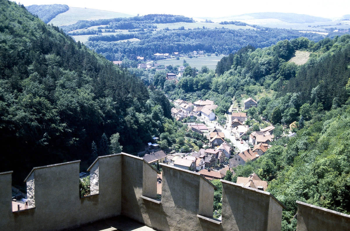 Aussicht von der Burg Hard Karltejn im bhmischen Karlstein. Aufnahme: Juni 1990 (eingescanntes Dia).