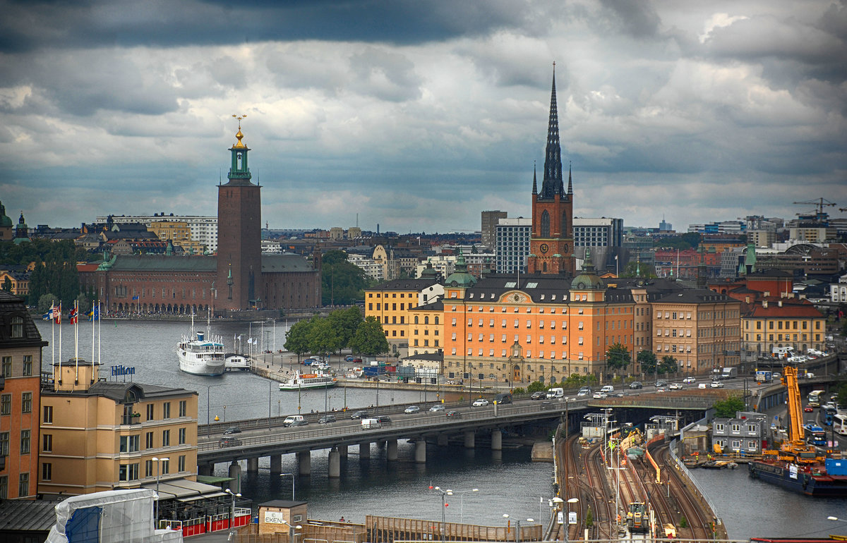 Aussicht von der Plattform am Restaurant Gondolen in Stockholm. Links im Bild ist der Rathausturm zu sehen, in der Mitte die knigliche Begrbniskirche Riddarholmskyrkan.
Aufnahme: 25. Juli 2017.