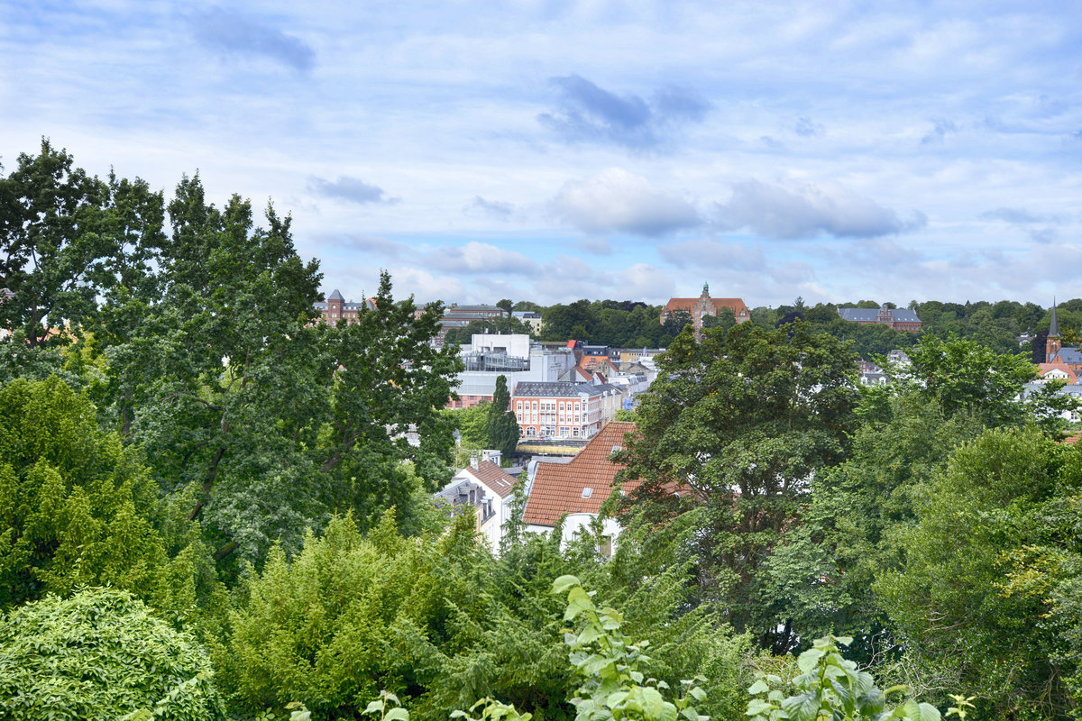 Aussicht von der Sankt-Jrgen-Treppe im Stadtteil Jrgensby auf die Innenstadt von Flensburg. Aufnahme: 31. Juli 2020.