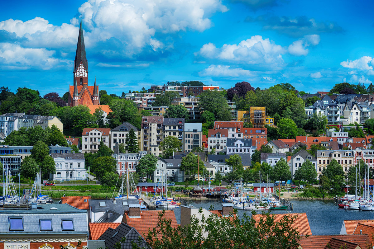 Aussicht vom Schlowall in Flensburg. Links im Bild ist die St.-Jrgen-Kirche zu sehen. Aufnahme: 11. Juli 2020.