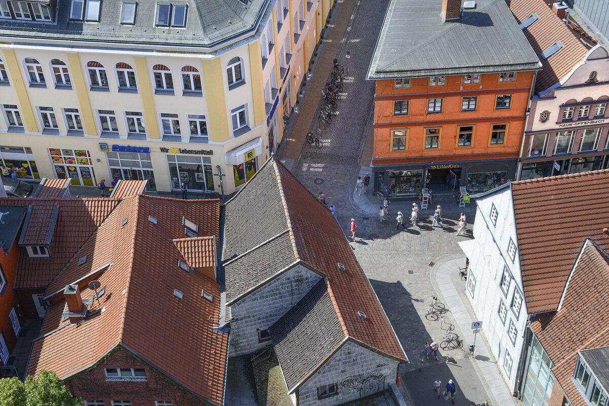 Aussicht vom Schweriner Dom auf die Straenkreuzung Schmiedestrae-Buschstrae/Bischofstrae. Aufnahme: 18. Juni 2022.