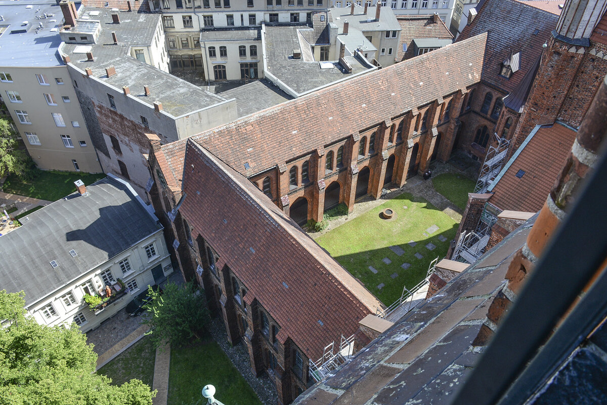 Aussicht vom Schweriner Dom auf die Thomaskapelle und den Kreuzgang. Aufnahme: 18. Juni 2022.