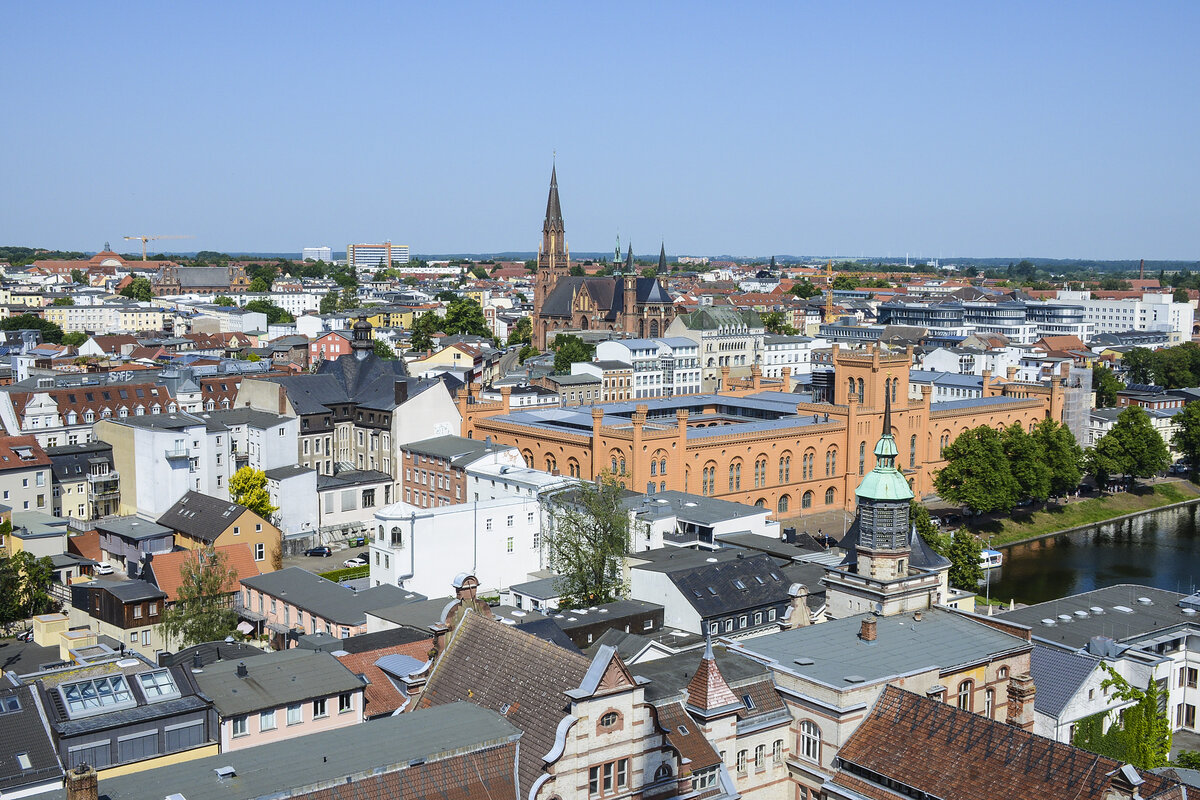 Aussicht vom Schweriner Dom. Im Vordergrund ist das Arsenal zu sehen, im Hintergrund die Paulskirche. Aufnahme: 18. Juni 2022.