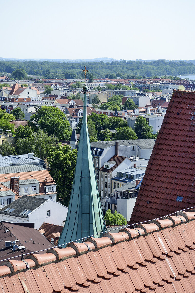 Aussicht vom Schweriner Dom Richtung Ortsteil Schelfstadt. Aufnahme: 18. Juni 2022.