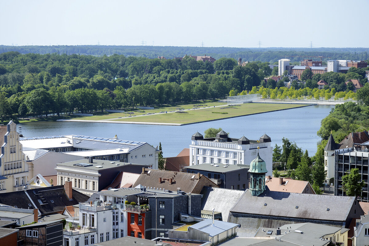 Aussicht vom Schweriner Dom in sdlicher Richtung. Im Hintergrund ist die Burgsee und die Schwimmende Wiese zu sehen. Aufnahme: 18. Juni 2022.