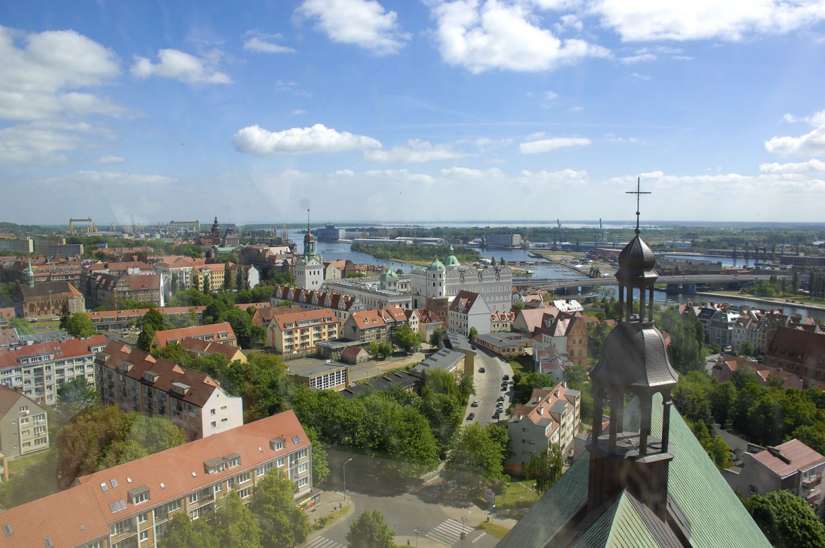 Aussicht vom Turm der Jacobikirche in Stettin (Szczecin).
Aufnahmedatum: 24. Mai 2015.