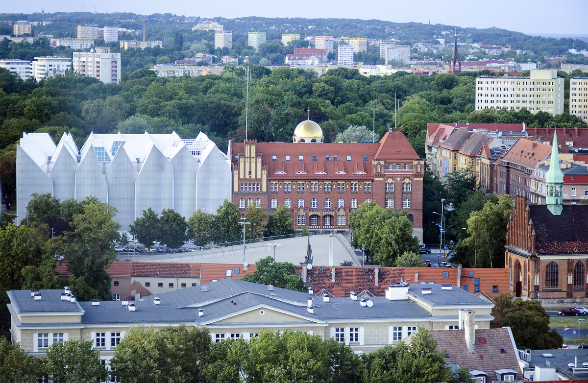 Aussicht vom Turm der Jakobikirche (Katedra Świętego Jakub) in Stettin / Szczecin. Das große und moderne weiße Gebäude links im Bild ist die Stettiner Philharmonie. Aufnahme: 10. August 2019.
