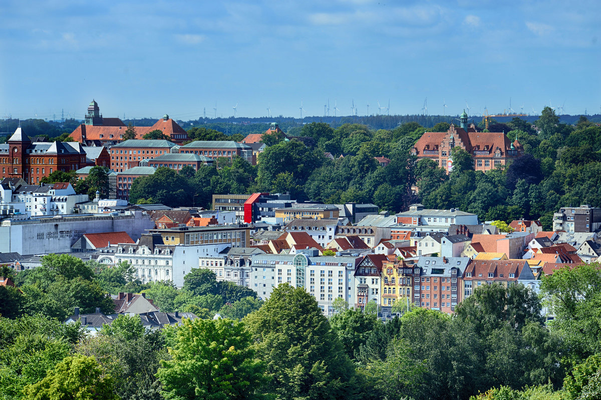 Aussicht vom Wasserturm Mrwik auf die Flensburger Innenstadt. Auf dem Hgel rechts im Bild ist fas Hauptgebuder des Museumsbergs zu sehen. Aufnahme: 31. Juli 2020.