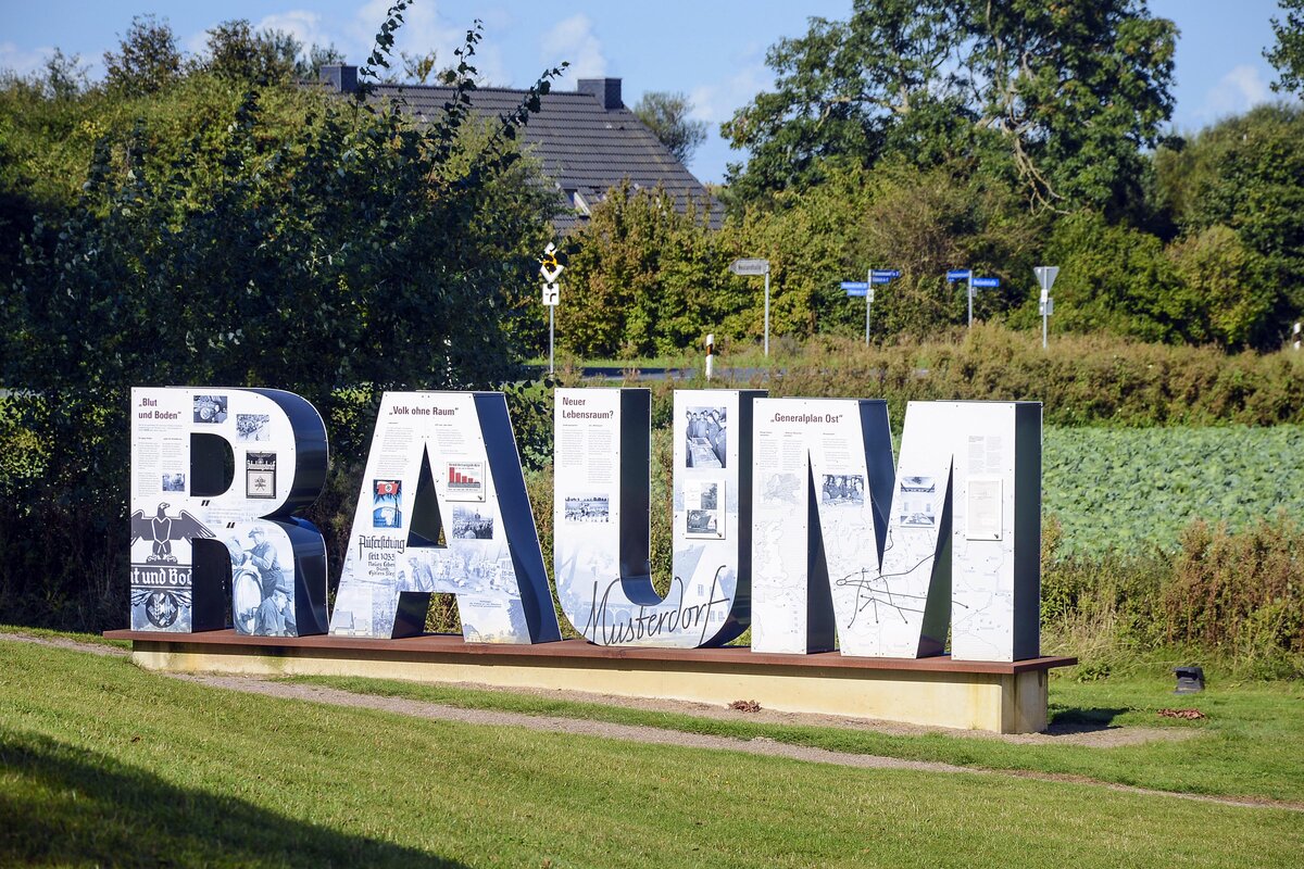 Ausstellung an der Neulandhalle in Dieksanderkoog (Kreis Dithmarschen). Weder die Neulandhalle noch der Adolf-Hitler-Koog, in dem sie stand, drften weit ber die Grenzen Schleswig-Holsteins hinaus bekannt sein. Doch beachtenswert ist ihre Geschichte in jedem Fall, da die Neulandhalle ein Prestigeobjekt nationalsozialistischer „Lebensraum“-Planung war. 1935 wurde der frisch eingedeichte Koog in Dithmarschen mit groem propagandistischen Aufwand und in Anwesenheit Hitlers eingeweiht. 
Aufnahme: 22. September 2022.