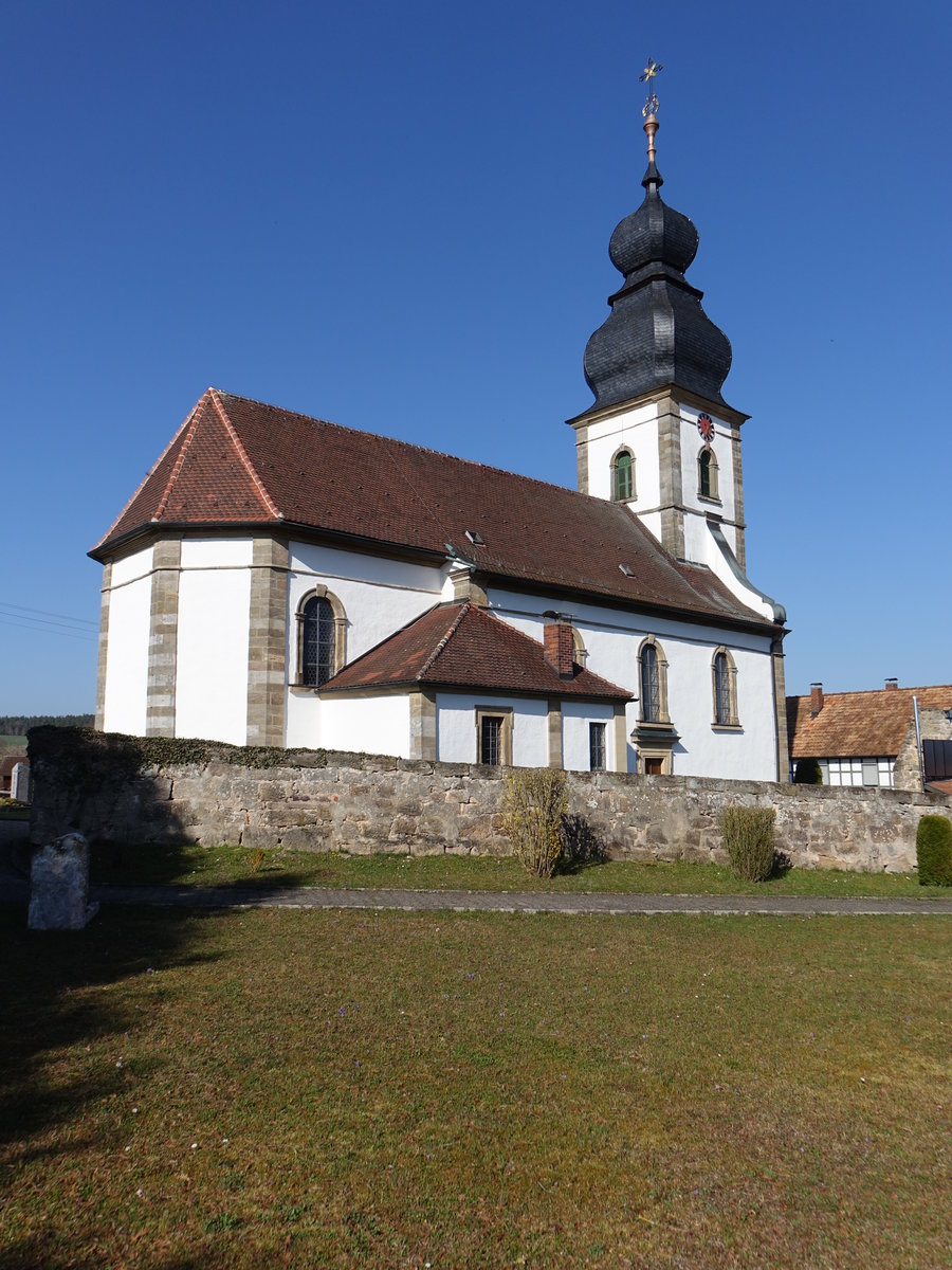 Autenhausen, Katholische Pfarrkirche St. Sebastian, Saalbau mit eingezogenem Chor und Einturmfassade, erbaut bis 1774 (08.04.2018)