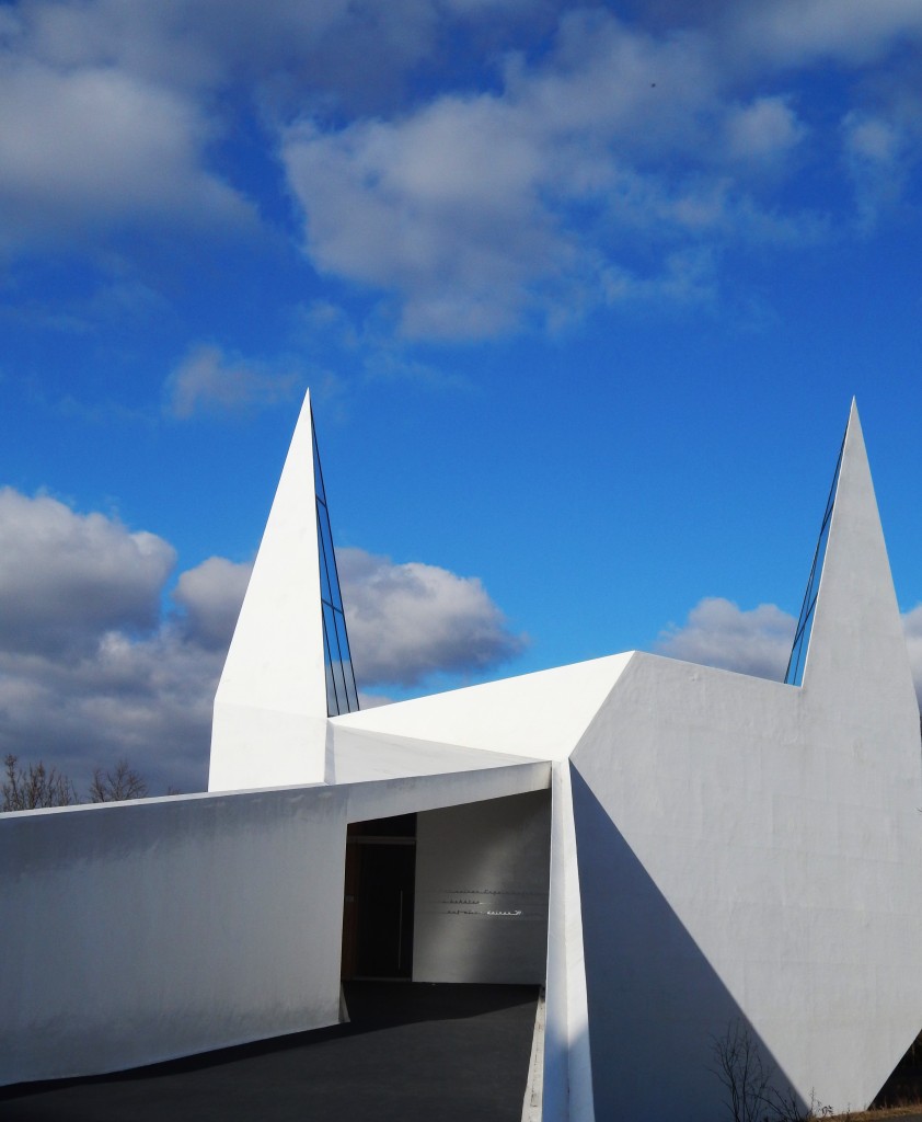 Autobahnkirche SIEGERLAND an der A45 bei SIEGEN//WILNSDORF am 10.3.2015-
so futuristisch und zugleich einladend kann ein modern konzipierter
Kirchenbau aussehen....