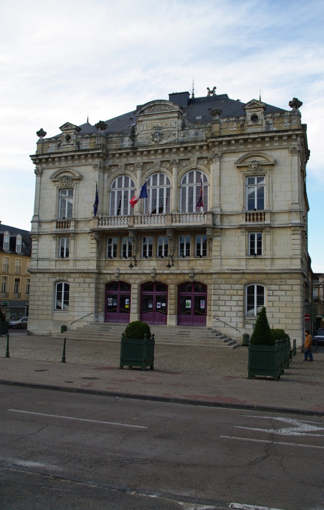 Autun, Theater in der Avenue General de Gaulle, erbaut 1991 (19.10.2009)