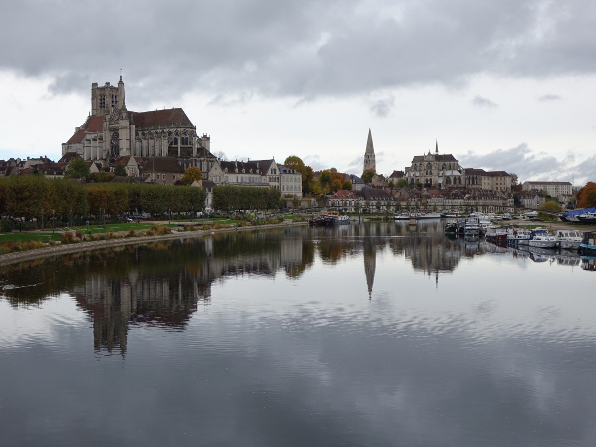 Auxerre, Aussicht auf die Kathedrale St. Etienne und die Klosterkirche St. Germain (28.10.2015)