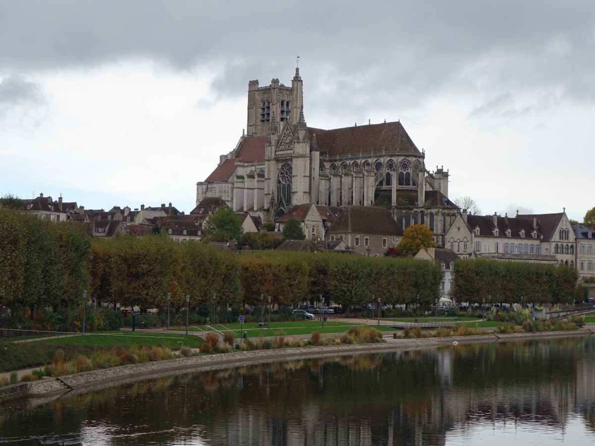 Auxerre, gotische Kathedrale St. Etienne, erbaut ab 1215, Hauptwerk der burgundischen Gotik (28.10.2015)