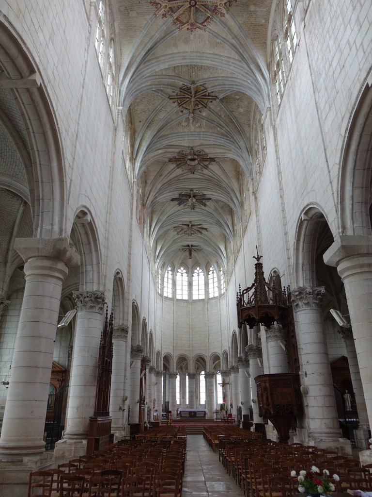 Auxerre, Mittelschiff und Chor der St. Pierre Kirche (28.10.2015)