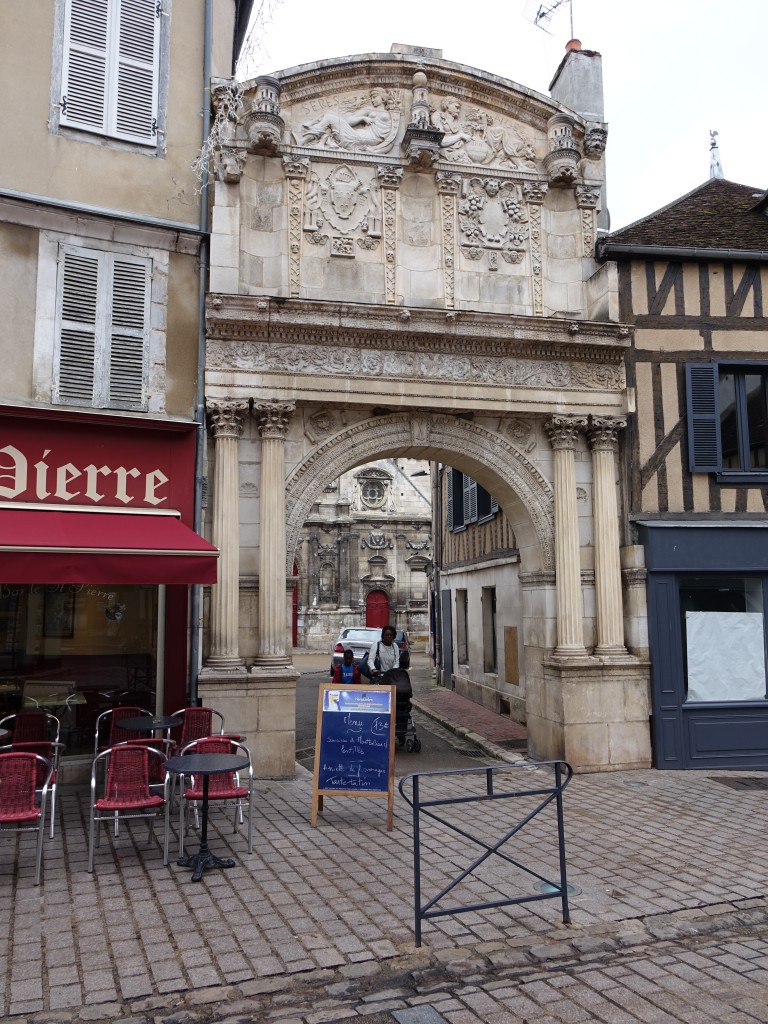 Auxerre, Portal zur Abtei Saint-Pierre in der Rue Joubert (28.10.2015)