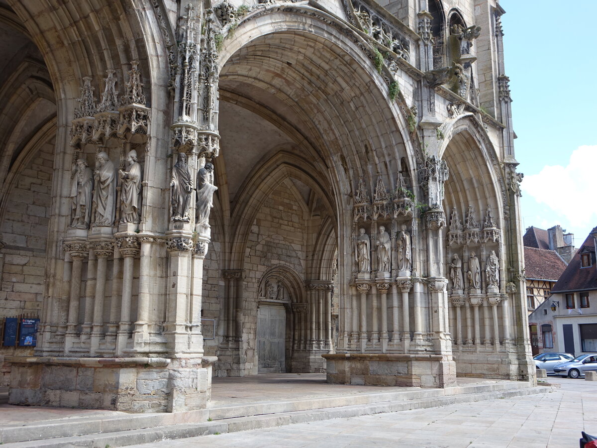 Auxonne, Figurenschmuck an der Westfassade der Notre Dame Kirche (01.07.2022)