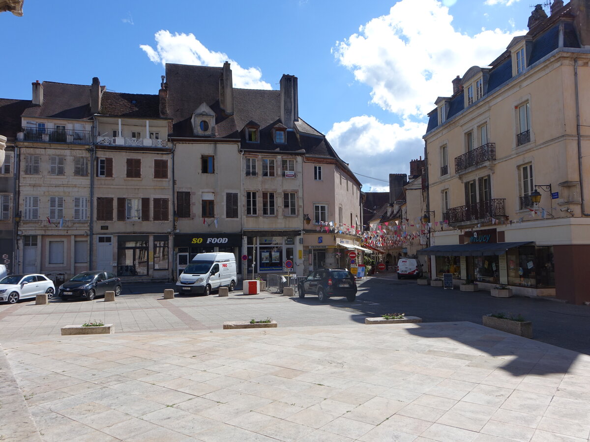 Auxonne, Huser am Place de Armes (01.07.2022)