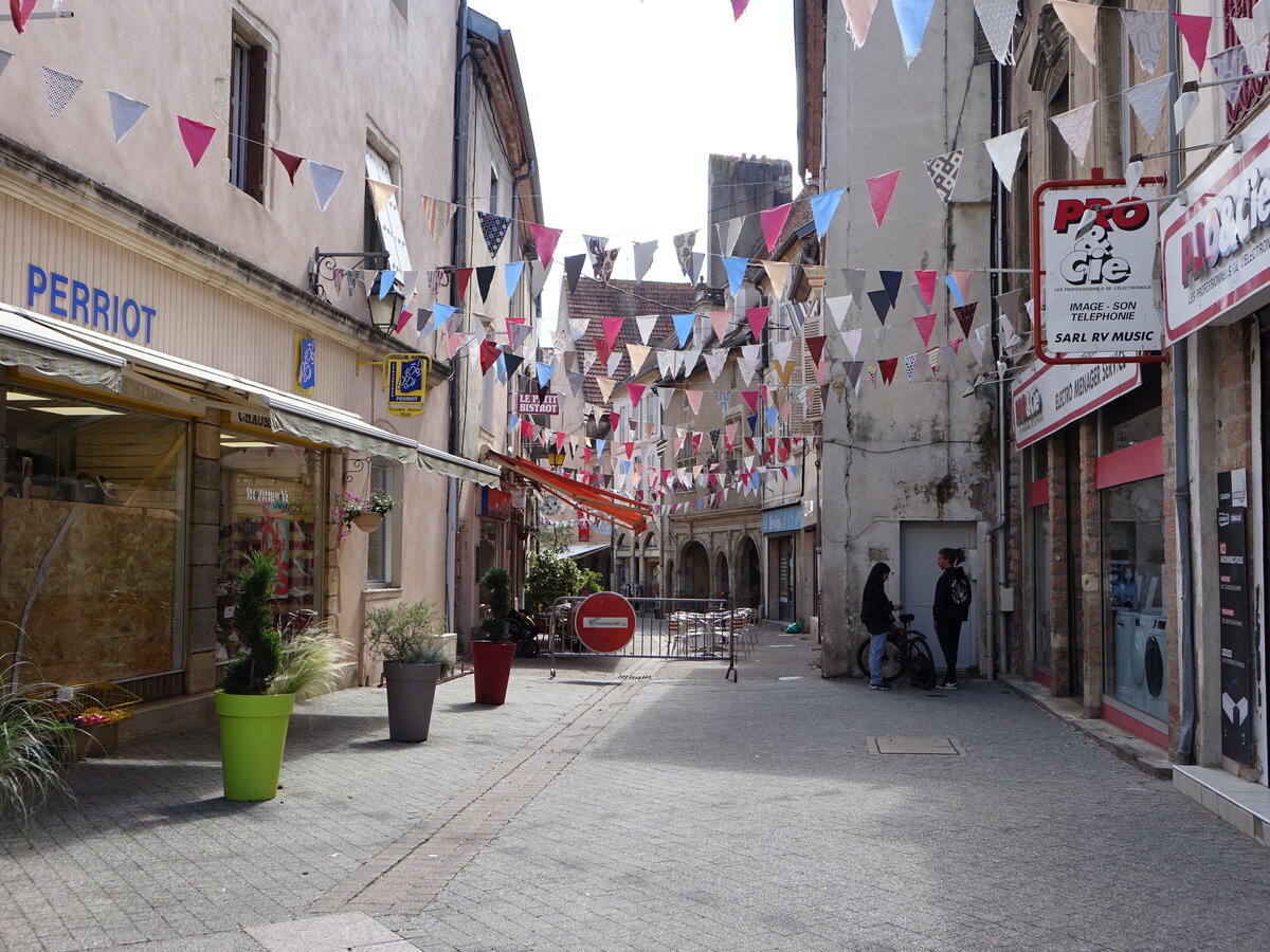 Auxonne, Huser und Geschfte in der Rue du Bourg (01.07.2022)