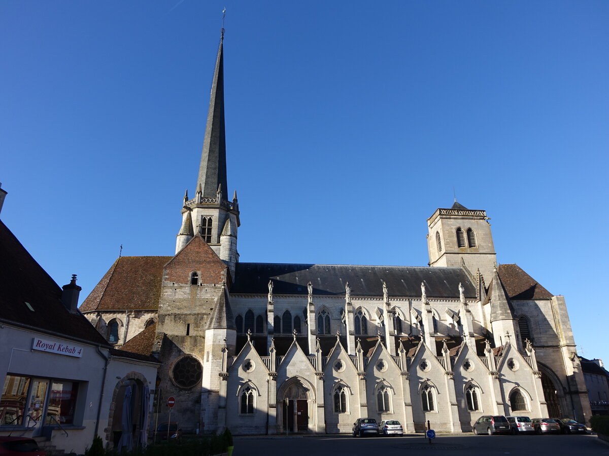 Auxonne, Nordseite der Notre Dame Kirche, dreischiffige Basilika mit Chor (02.07.2022)