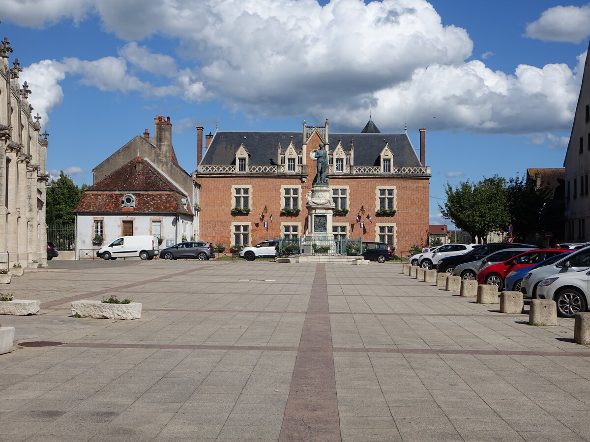 Auxonne, Rathaus und Napoleon Denkmal am Place de Armes (01.07.2022)