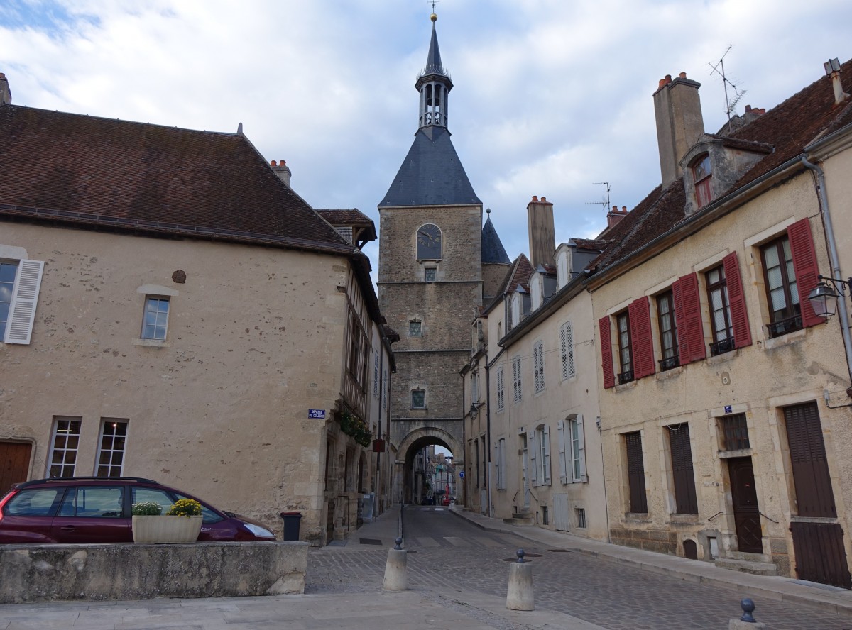 Avallon, Tour de l'Horloge, erbaut im 14. Jahrhundert (27.10.2015)
