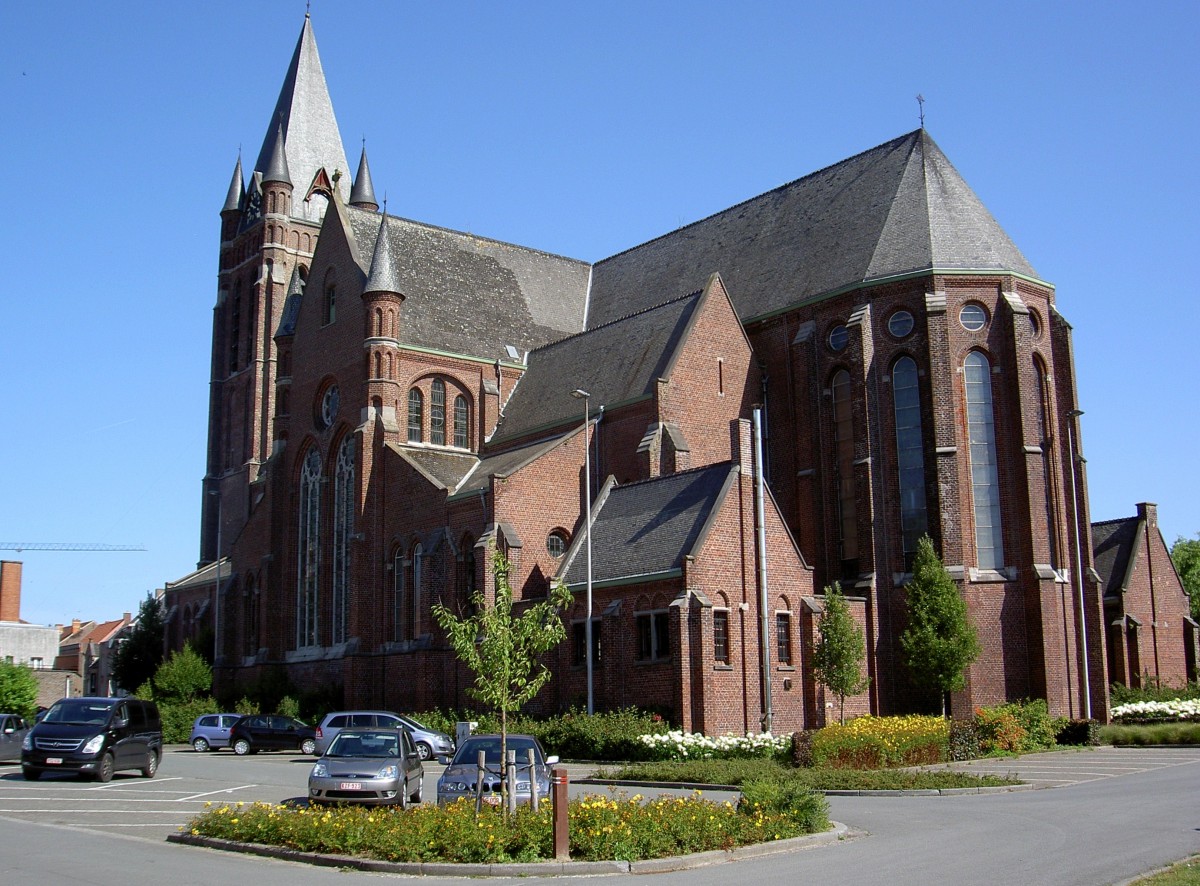 Avelgem, neugotische Sint Martinus Kirche, erbaut von 1866 bis 1869 (01.07.2014)