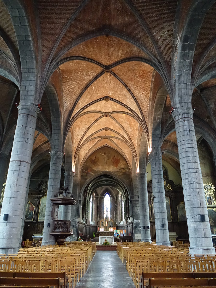 Avesnes-sur-Helpe, Mittelschiff der St. Nicolas Kirche (16.05.2016)