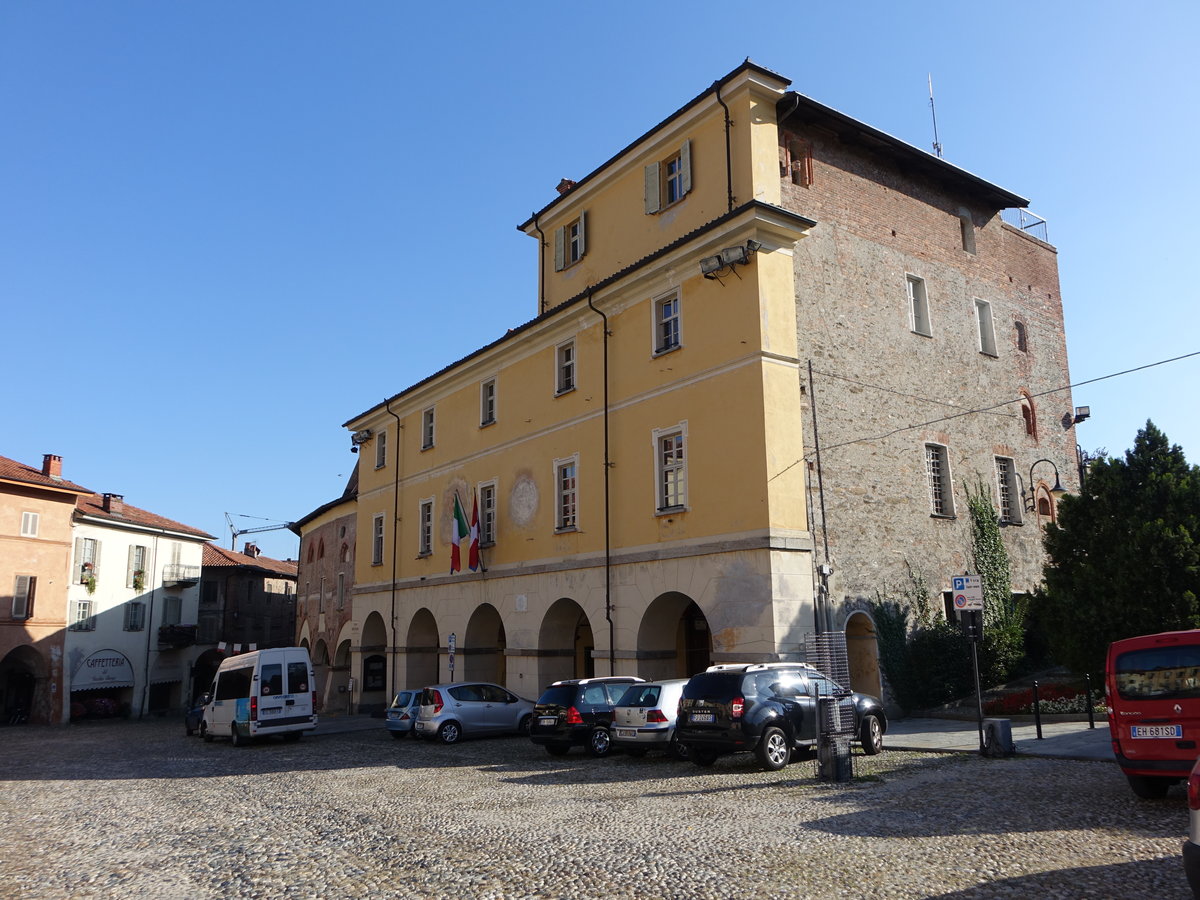 Avigliana, Palazzo del Municipio an der Piazza Conte Rosso, erbaut im 18. Jahrhundert (04.10.2018)