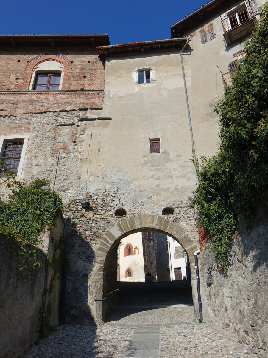 Avigliana, Porta San Giovanni, erbaut im 13. Jahrhundert (04.10.2018)