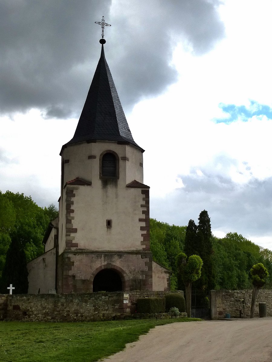 Avolsheim, der Domus Petri, Dompeter genannt, die 1049 geweihte Kirche zhlt zu den ltesten im Elsa, Mai 2013