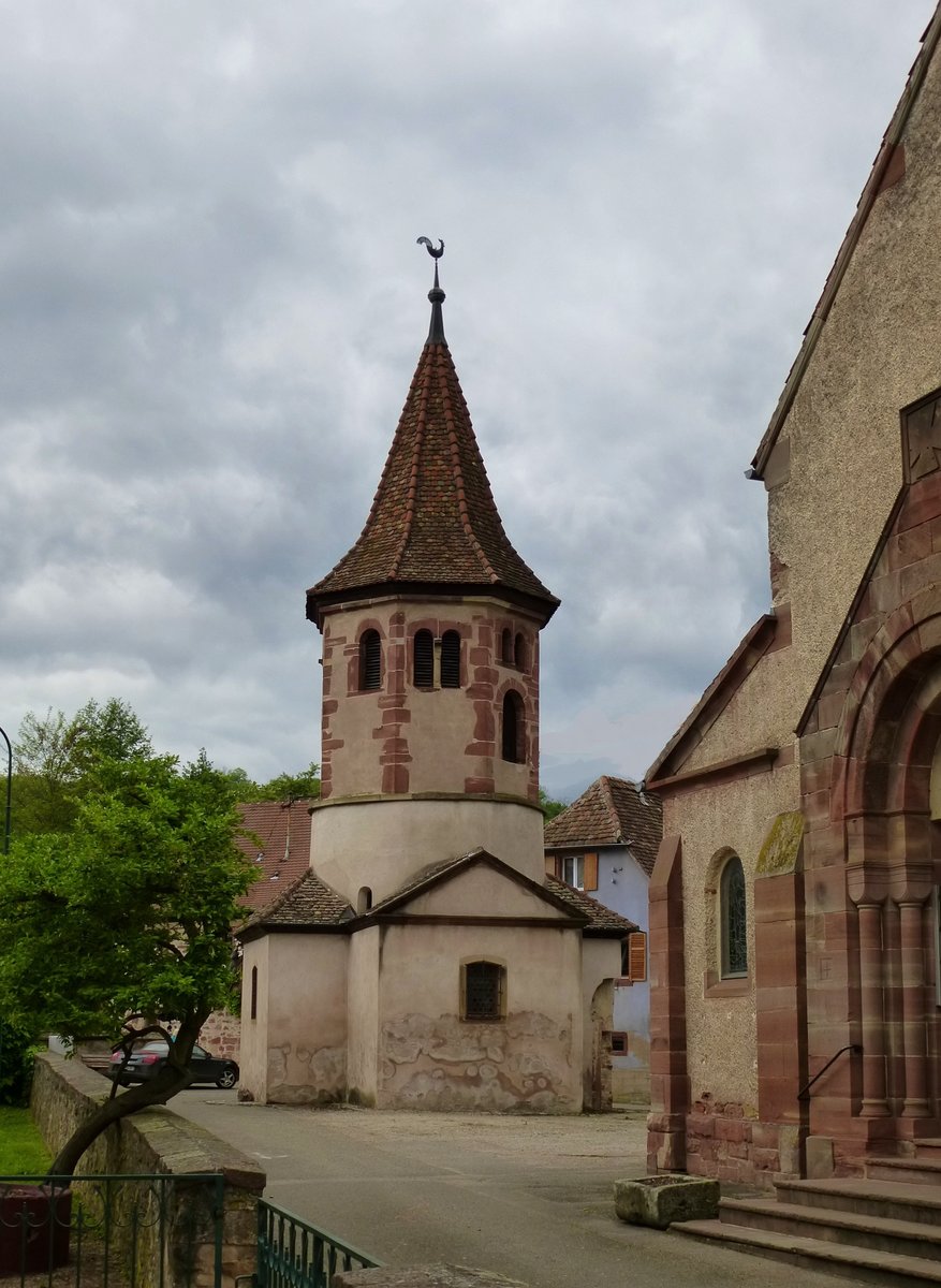 Avolsheim, neben der Kirche St.Maternus rechts, steht das Baptisterium St.Ulrich, der Kirchenbau um das Jahr 1000 zhlt als lteste Kirche im Elsa, Mai 2013