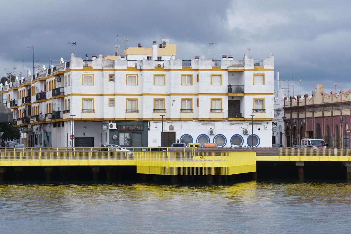 AYAMONTE, 14.03.2022, Blick vom Ro Guadiana auf die neue Uferpromenade an der Muelle de Portugal