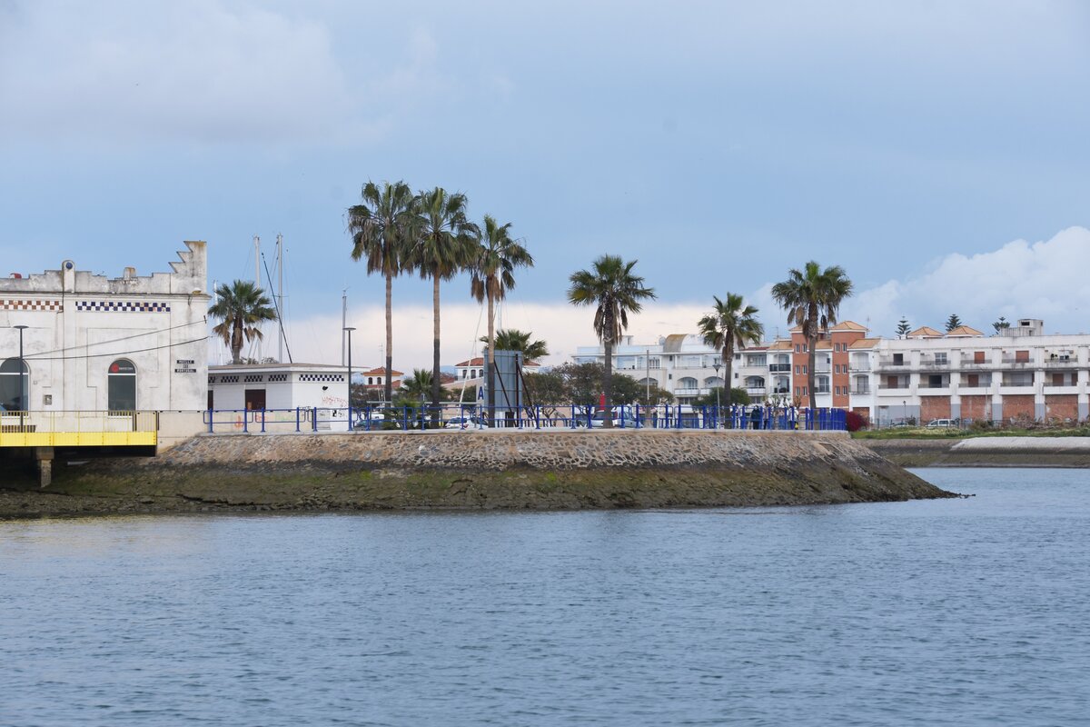 AYAMONTE, 14.03.2022, Blick vom Ro Guadiana auf den Anfang der Backbordseite der Jachthafeneinfahrt