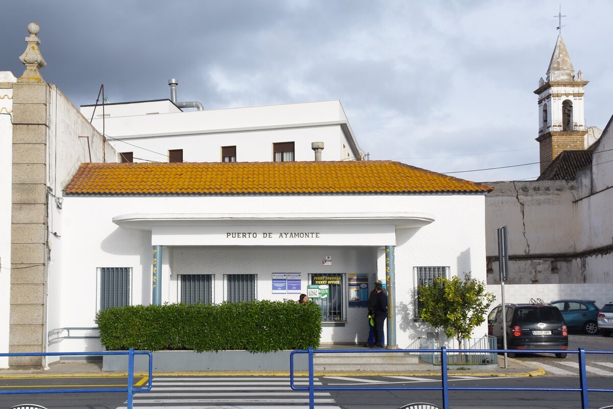 AYAMONTE, 14.03.2022, das Gebude der Hafenverwaltung an der Muelle de Portugal, in dem man auch die Fhrtickets zur portugiesischen Flussseite lsen kann