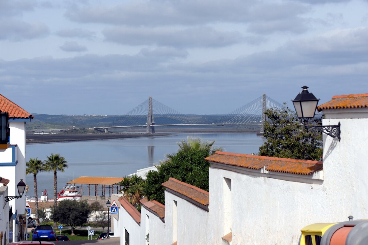 AYAMONTE (Provincia de Huelva), 12.02.2020, Blick von der Calle Arrecife auf den Rio Guadiana und die nrdlich von Ayamonte ber den Guadiana verlaufende Ponte Internacional do Guadiana bzw. Puente Internacional del Guadiana