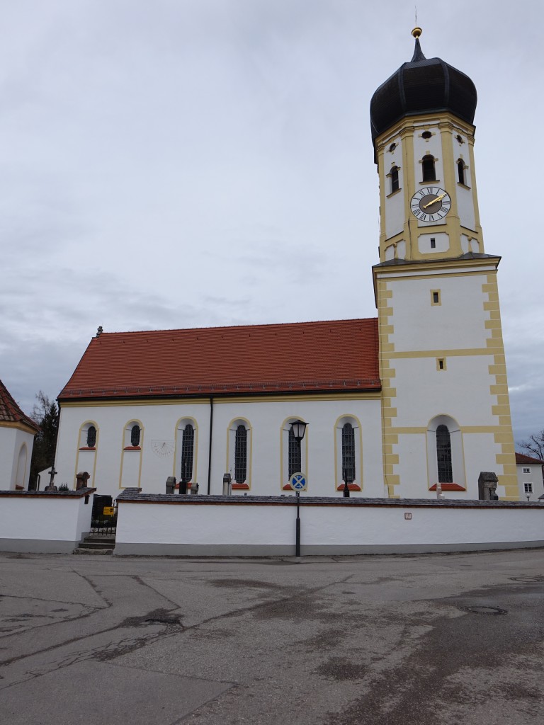 Aying, kath. Pfarrkirche St. Andreas, Sptgotische Chorturmkirche mit eingezogenem Polygonalchor, erneuertes barockes Langhaus um 1655 (09.02.2016)