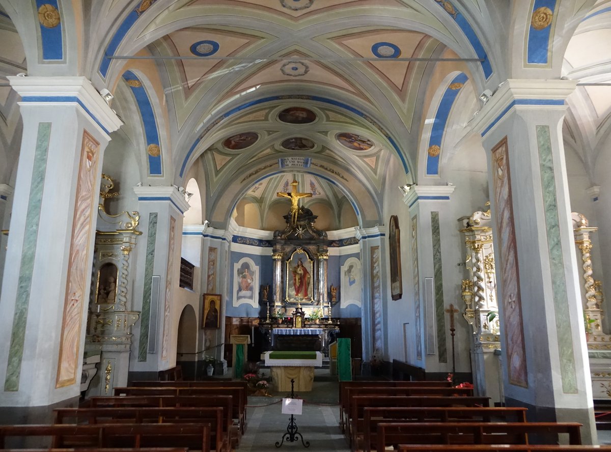 Aymavilles-Cretaz, barocker Innenraum der Pfarrkirche San Martino, Hochaltar von den Gebrdern Giuseppe und Giacomo Ferrario (05.10.2018)