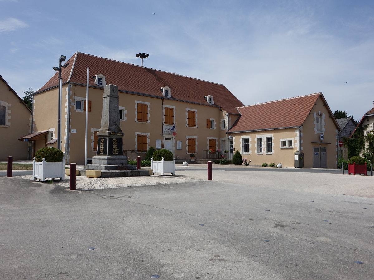 Azay-le-Ferron, Rathaus und Kriegerdenkmal an der Rue de Eglise (08.07.2017)