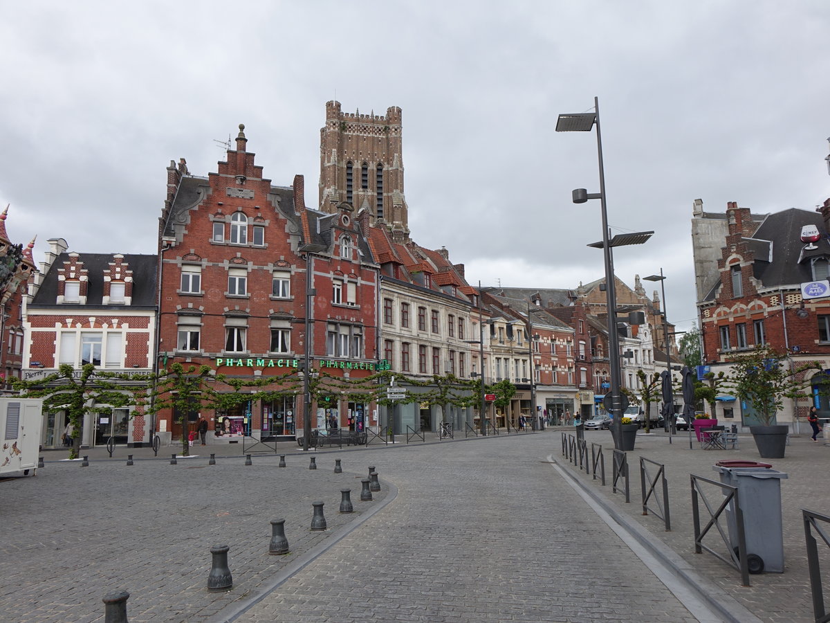 Bthune, Grand Place und Kirchturm der St. Vaast Kirche (14.05.2016)