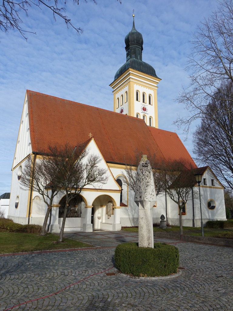 Baar, Maria Himmelfahrt Kirche, verputzte Saalkirche mit Steilsatteldach, sdlichem Eingangsvorbau mit lberggrotte und seitlichem Turm mit geschweifter Haube und Laterne, erbaut im 15. Jahrhundert, barockisiert von 1690 bis 1717, Kirchturm erbaut 1900 (25.12.2015)