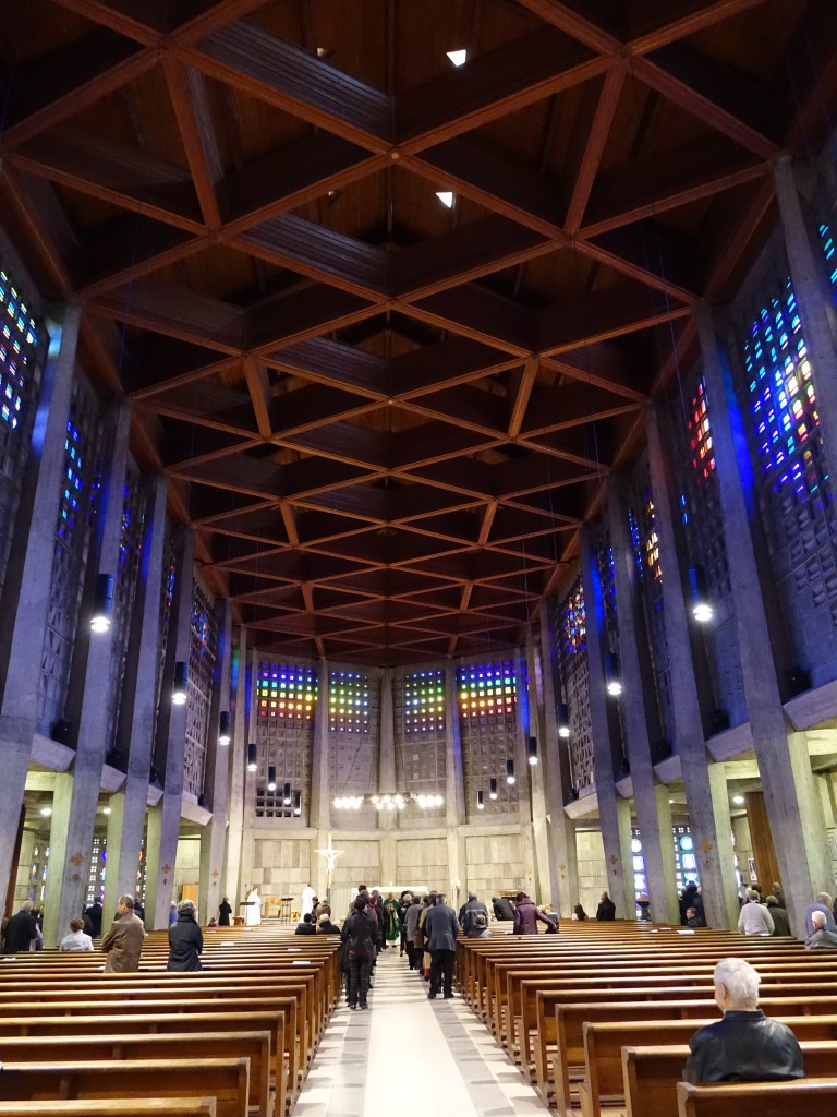 Baccarat, St. Remy Kirche, Betonkirche erbaut 1957, Kirche wird durch 2000 Kristallglasteile belichtet (25.10.2015)