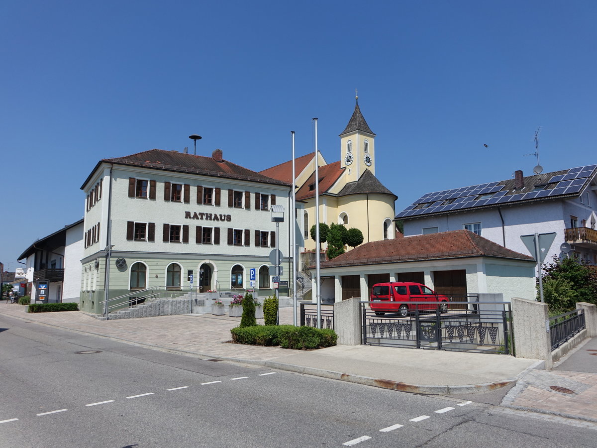 Bach an der Donau, Rathaus und Maria Geburt Kirche an der Hauptstrae, Rathaus erbaut bis 1890, Kirche erbaut 1712 (02.06.2017)