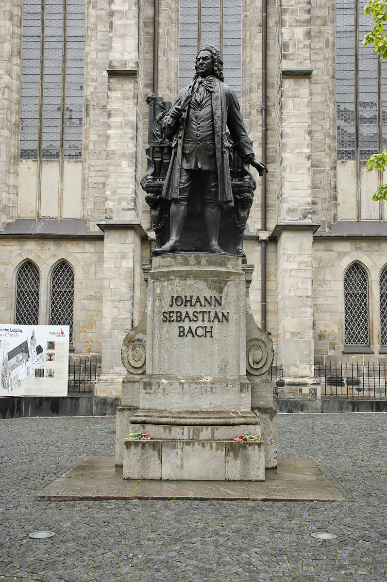 Bach-Denkmal vor der Thomaskirche in Leipzig. Aufnahme: April 2017.