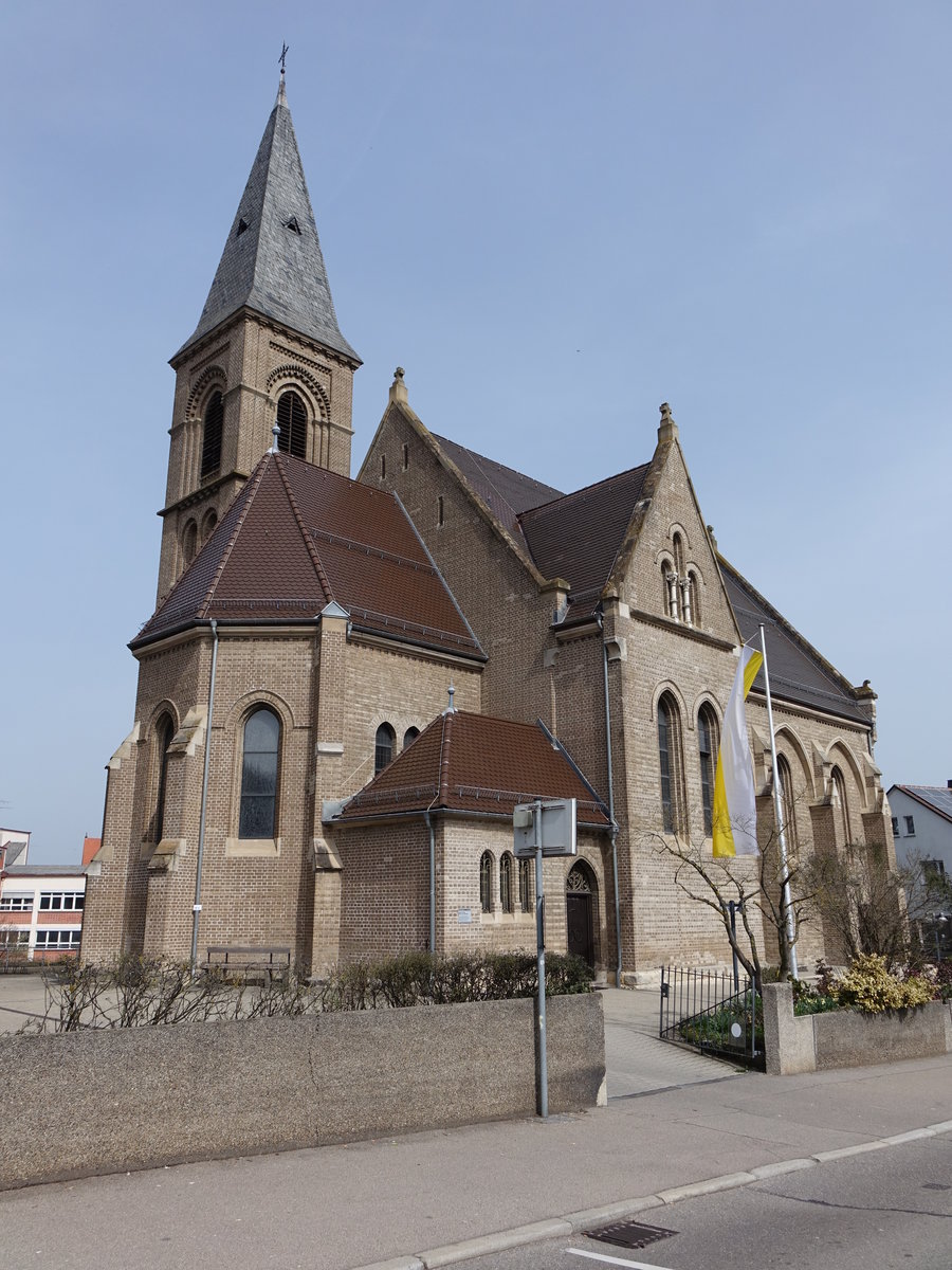 Backnang, neugotische kath. Pfarrkirche St. Johannes, erbaut von 1893 bis 1894 (03.04.2016)