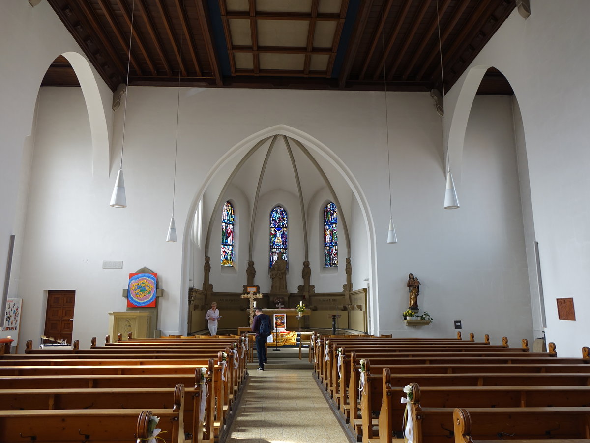 Backnang, neugotischer Innenraum der Stadtkirche St. Johannes (03.04.2016)