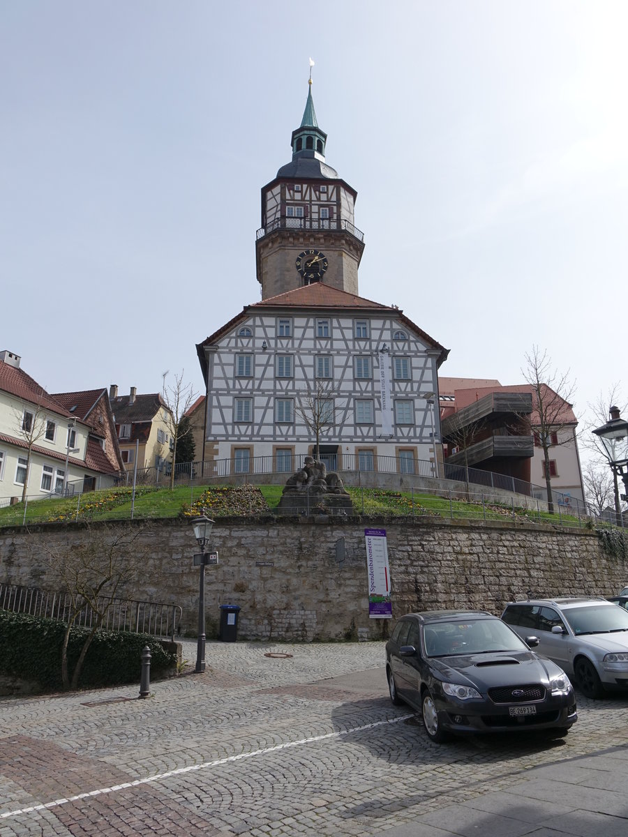 Backnang, Turmschulhaus, erbaut von 1816 bis 1817, dahinter der Stadtturm, der 45 Meter hohe Chorturm erbaut im 13. Jahrhundert, 1693 ergnzt um zwei Fachwerkgeschosse (03.04.2016)