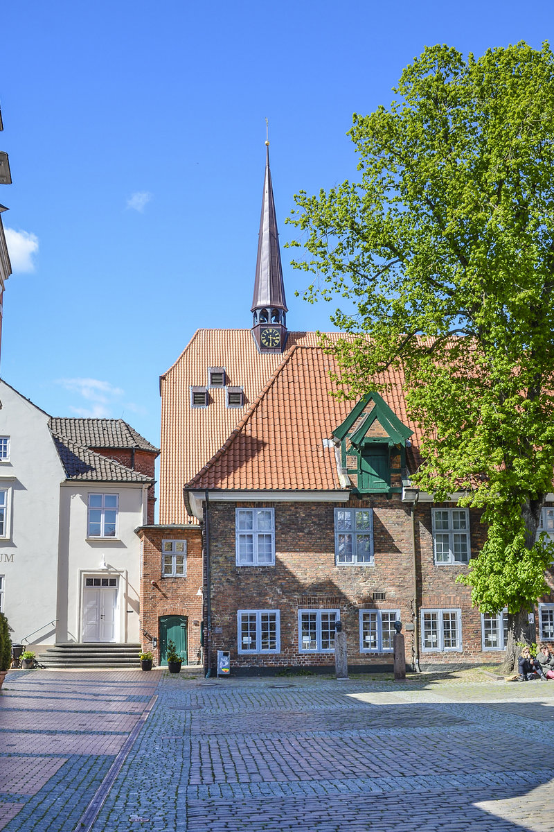 Backsteinhaus am Eckernfrder Rathausmarkt. Im Hintergrund ist der Turm von Sankt Nicolai-Kirche zu sehen. Aufnahme: 11. Mai 2020.